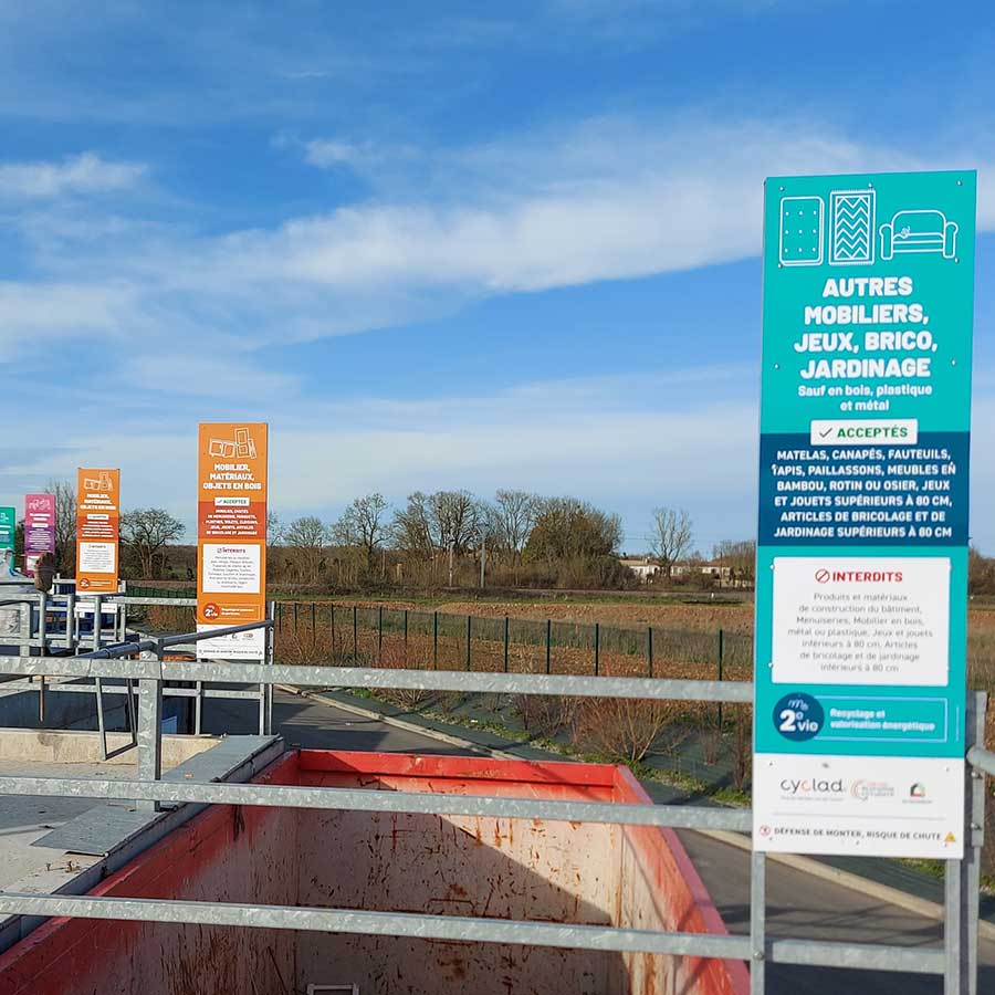Depuis le 1er mars 2024 Cyclad équipe ses déchetteries de trois nouvelles filières de tri : les Jeux/Jouets, les Articles de Bricolage et Jardinage ainsi que les Produits et Matériaux de Construction du secteur du Bâtiment (PMCB)